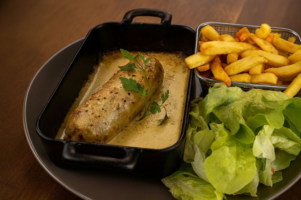 Andouillette terroir rôtie au four, servie avec des frites