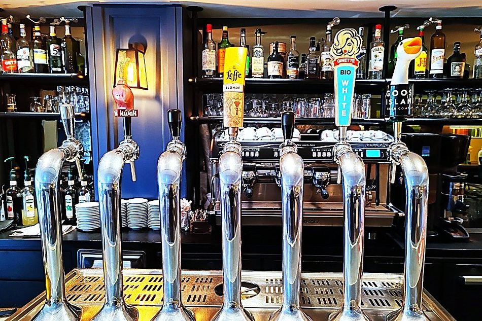 Le comptoir et les tireuses à bière