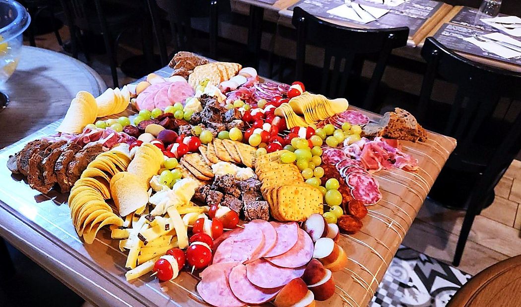 Planche apéritive de charcuteries et fromages à partager