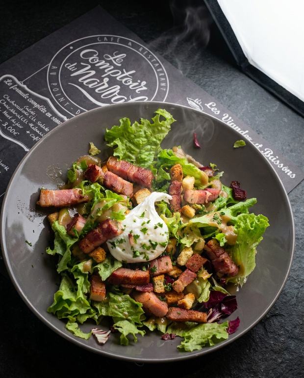 La salade lyonnaise du Comptoir du Narval : lardons poêlés, œuf mollet, croûtons